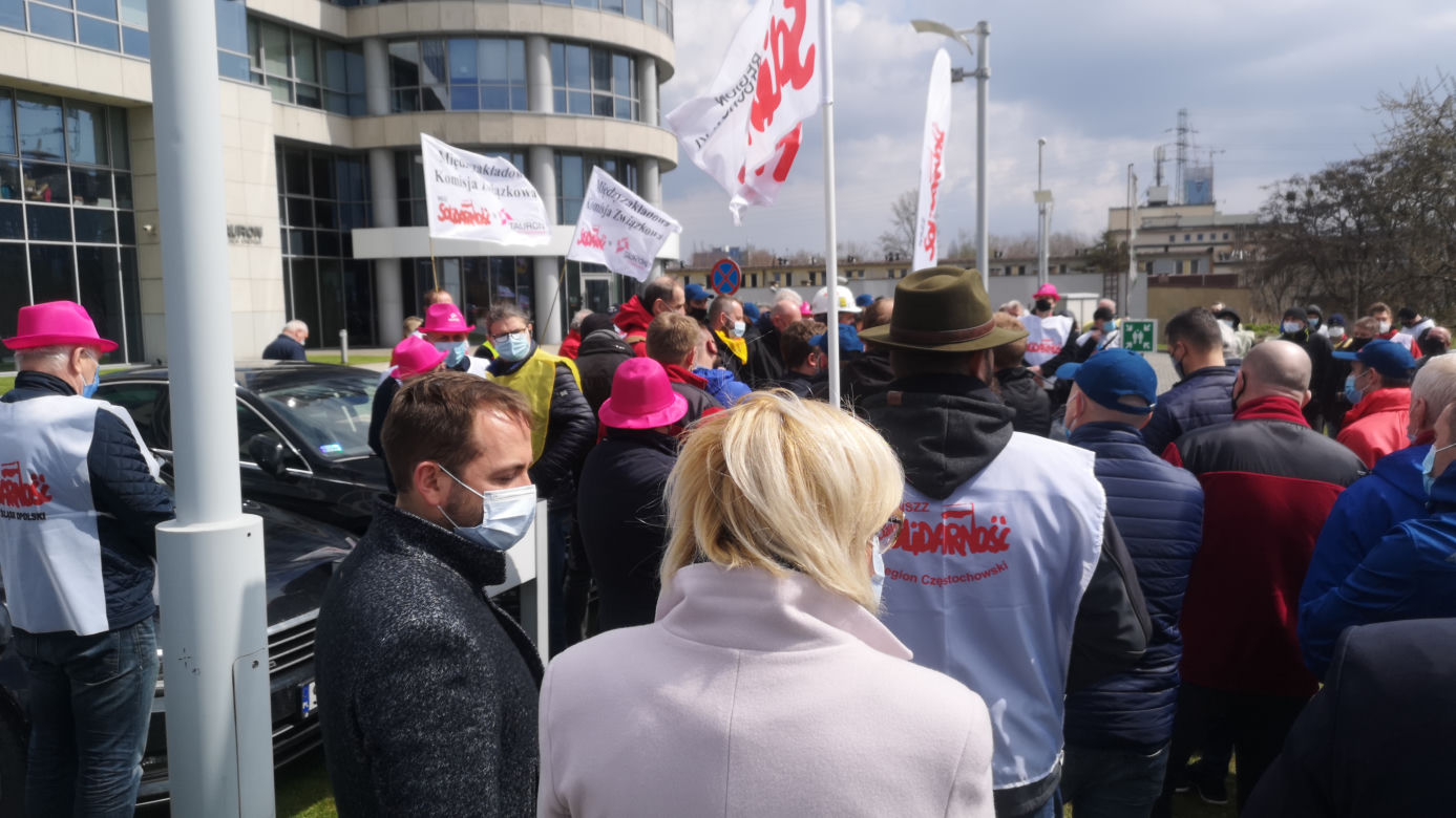 Gorąco pod siedzibą Tauronu. Związkowcy sprzeciwiają podziałowi spółki: "Sasin i Soboń odlecieli!" [ZDJĘCIA, WIDEO]