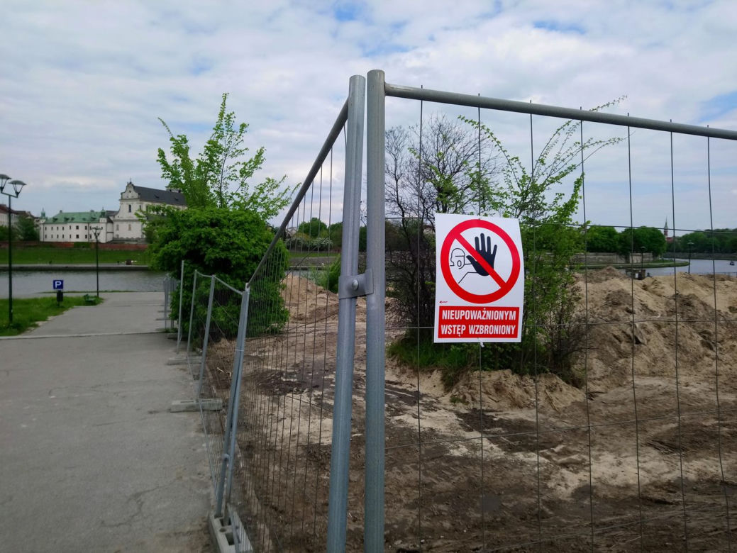 Kraków: Plaża przy Forum znika bezpowrotnie