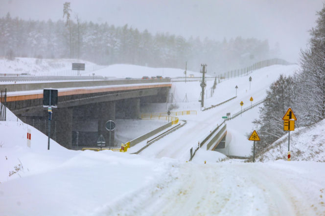 Ostróda w centrum śnieżycy. Burmistrz nocą ratował ludzi. Kierowcy nocowali w urzędzie