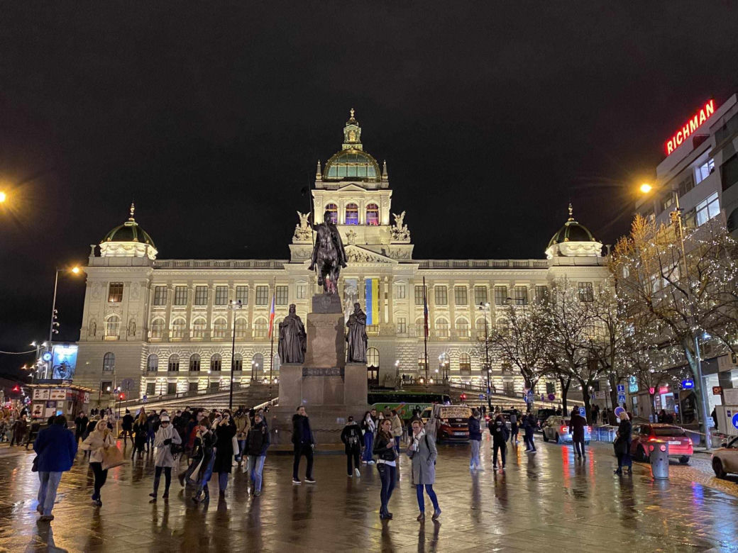 To jeden z najpopularniejszych jarmarków bożonarodzeniowych na świecie! Jak wygląda świąteczna atmosfera w Pradze?