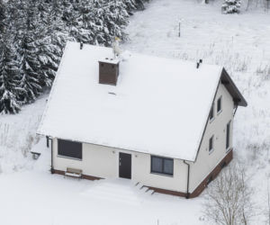 Dom Ziobry zasypany śniegiem czeka na gospodarza