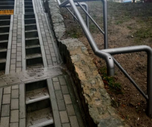 Były schody grozy, jest poręcz absurdu. Szczeciński radny reaguje