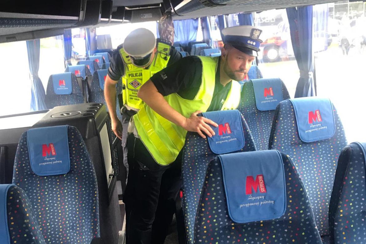 Niesprawnym autobusem chciał zawieźć dzieci do Gdyni. Przeszkodzili mu policjanci z Torunia