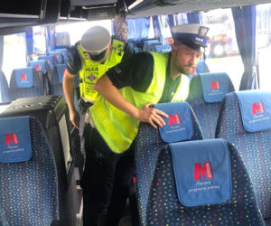 Niesprawnym autobusem chciał zawieźć dzieci do Gdyni. Przeszkodzili mu policjanci z Torunia