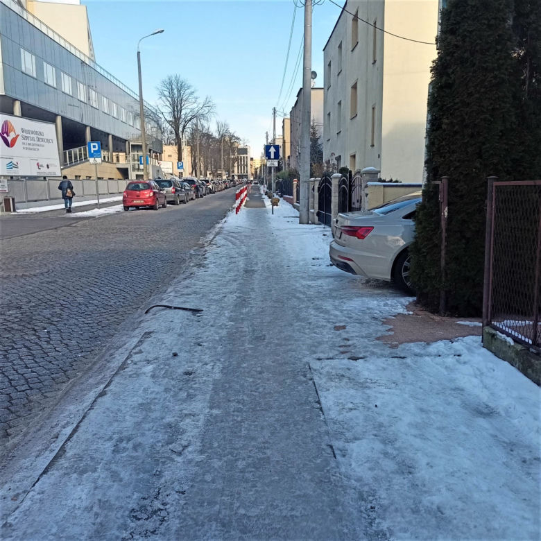 Bydgoskie chodniki jak lodowisko! Mieszkańcy są załamani. "Przecież na tym można się zabić!" [ZDJĘCIA]