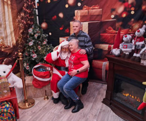 Święty Mikołaj Biedronki odwiedził świętokrzyskie miasto. Zobaczcie co działo się w wiosce przed sklepem