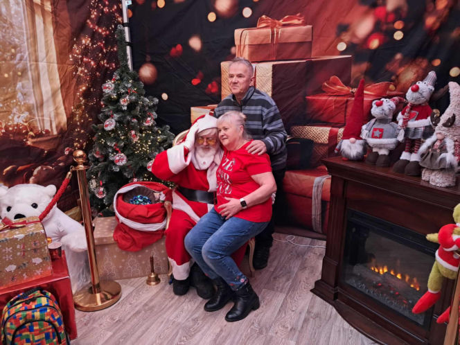 Święty Mikołaj Biedronki odwiedził świętokrzyskie miasto. Zobaczcie co działo się w wiosce przed sklepem