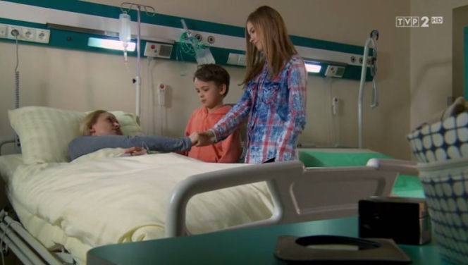 M jak miłość odc. 1222. Joasia (Barbara Kurdej-Szatan), Wojtuś (Feliks Matecki), Zosia (Julia Wróblewska)