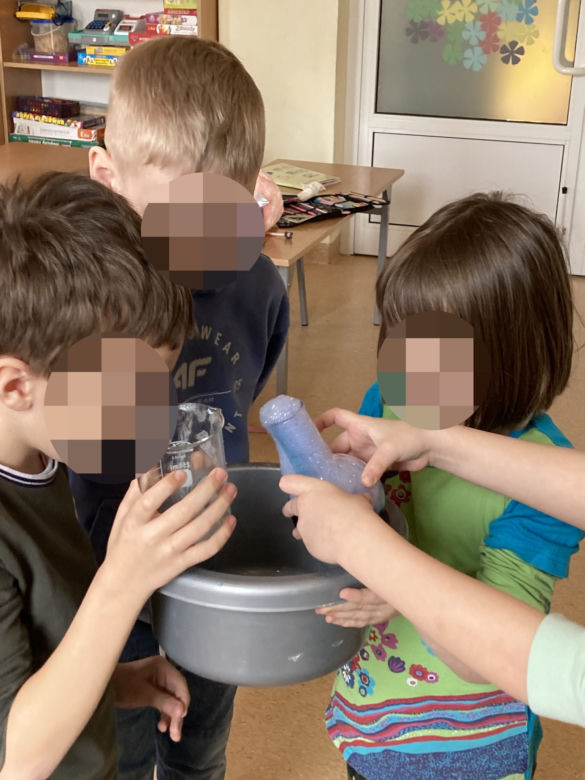 "Poczuj chemię do Jezusa". Kontrowersyjne eksperymenty w toruńskiej szkole.