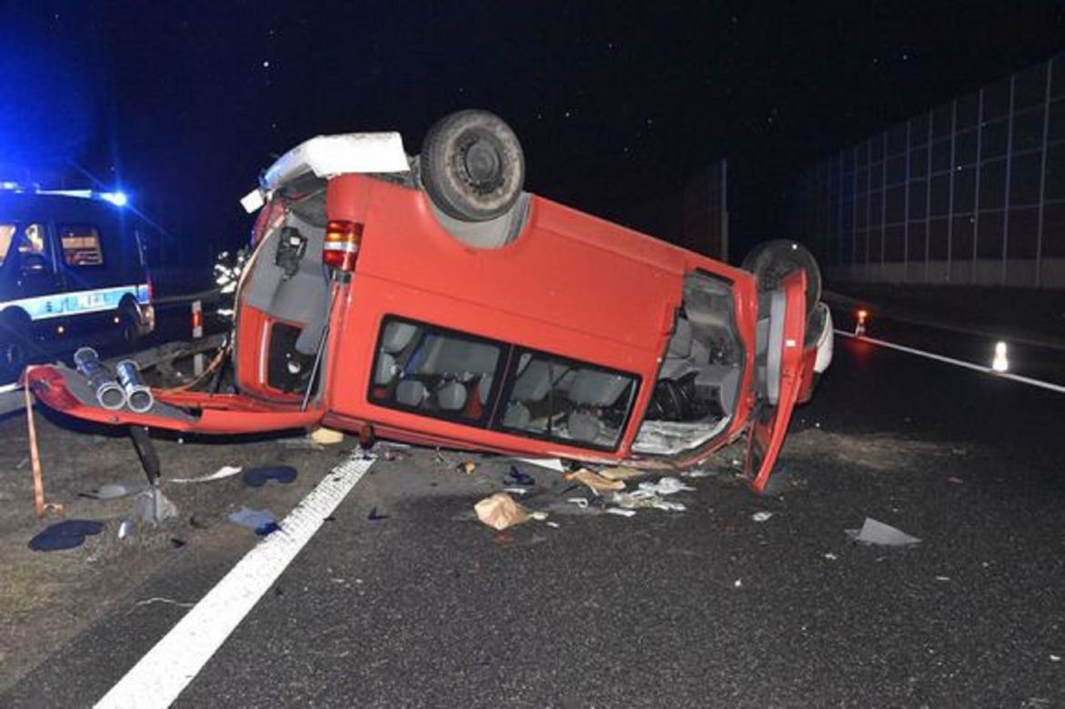 Jeden bus najechał na drugiego. Doszło do dachowania! Dramat na autostradzie A4