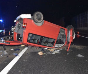 Jeden bus najechał na drugiego. Doszło do dachowania! Dramat na autostradzie A4