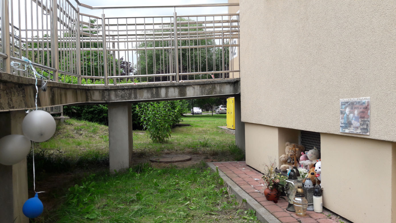Wypadek dzieci wypadły z 9 piętra
