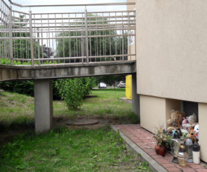 Wypadek dzieci wypadły z 9 piętra
