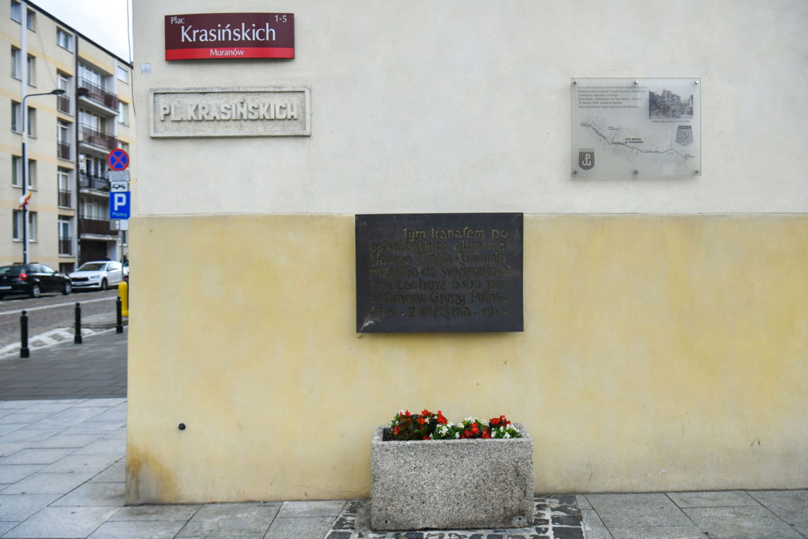 Tablica na pl. Krasińskich