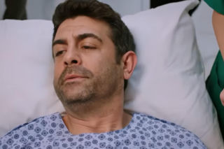 Panna młoda, odcinek 64: Cemil walczy o życie na stole operacyjnym. Derya błaga o pomoc