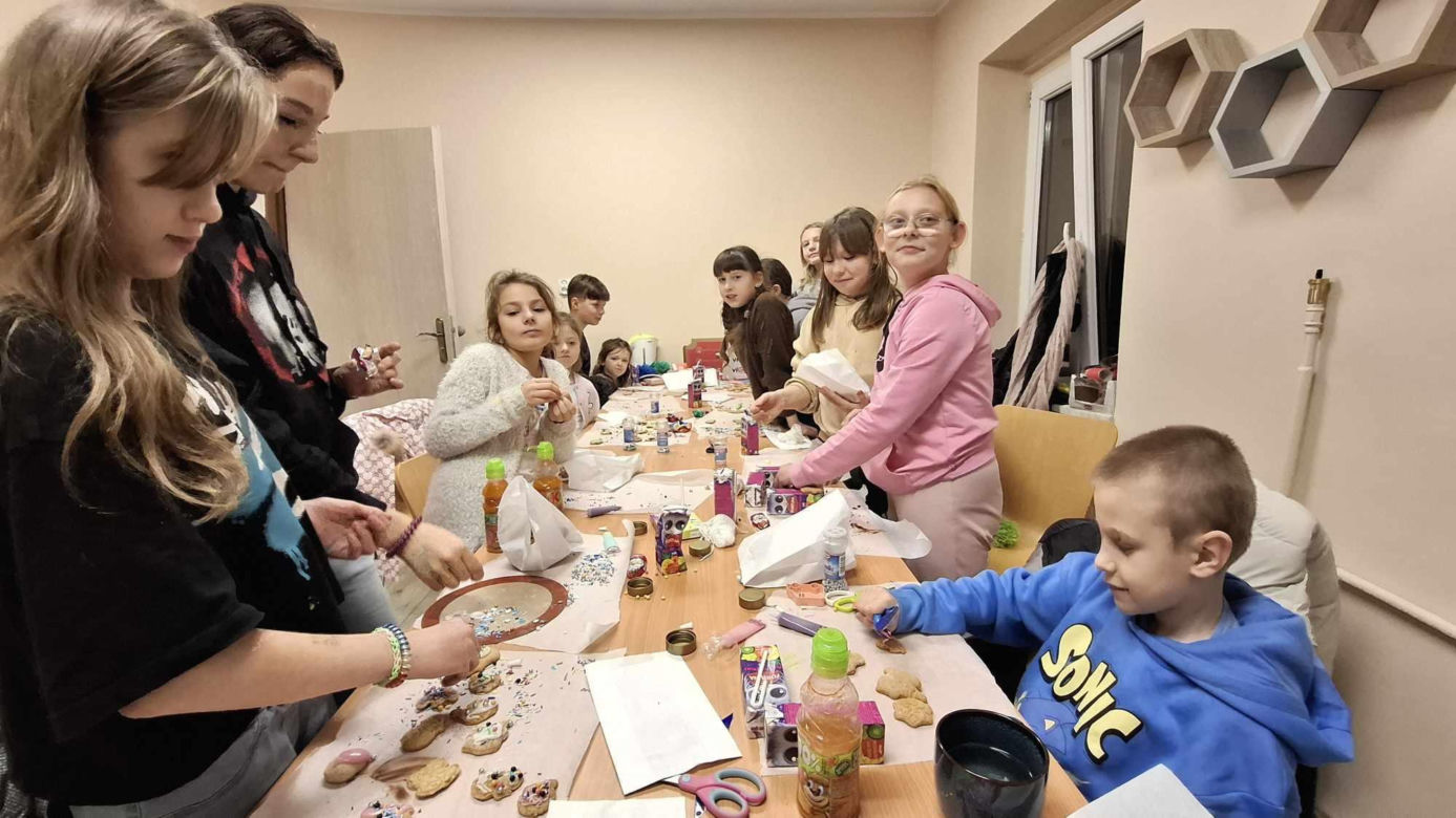 Międzypokoleniowe pieczenie pierników w PCK w Kaliszu