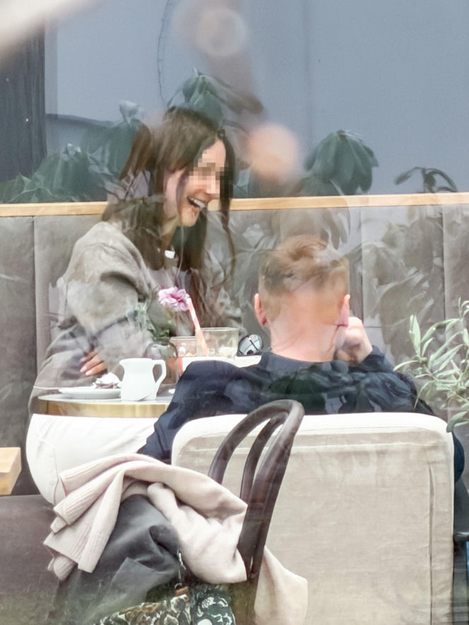 Marcin Mroczek z dziewczyną w cukierni