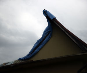 Brzeźnica. Ulewa zniszczyła dach domu