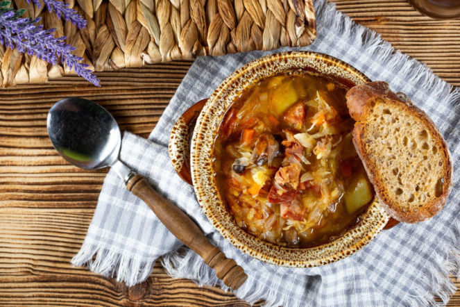 Kwaśnica na wędzonych żeberkach – sycąca klasyka, która rozgrzewa i stawia na nogi po imprezie