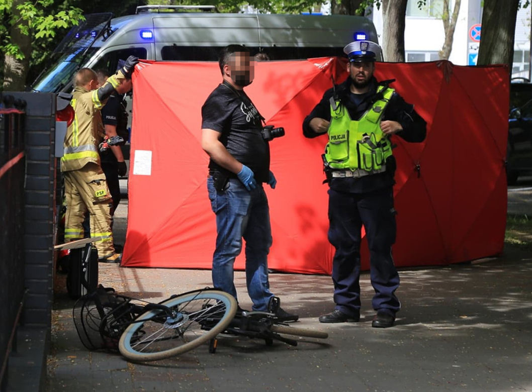 Świnoujście.  Dramat przed prokuraturą. Nie żyje kobieta ugodzona nożem. Napastnik podciął sobie nadgarstki 