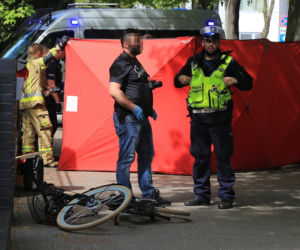 Świnoujście.  Dramat przed prokuraturą. Nie żyje kobieta ugodzona nożem. Napastnik podciął sobie nadgarstki 