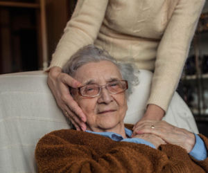 Opieka nad starszym rodzicem i wychowanie dziecka? Sprawdź, jak znaleźć siłę w pułapce pokolenia kanapkowego