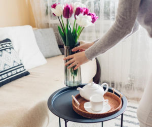 Owiń ciasno cięte tulipany i po 1 godzinie wstaw do wazonu. Kwiaty się podniosą i nie będą więdły. Tulipany w wazonie postoją znacznie dłużej 
