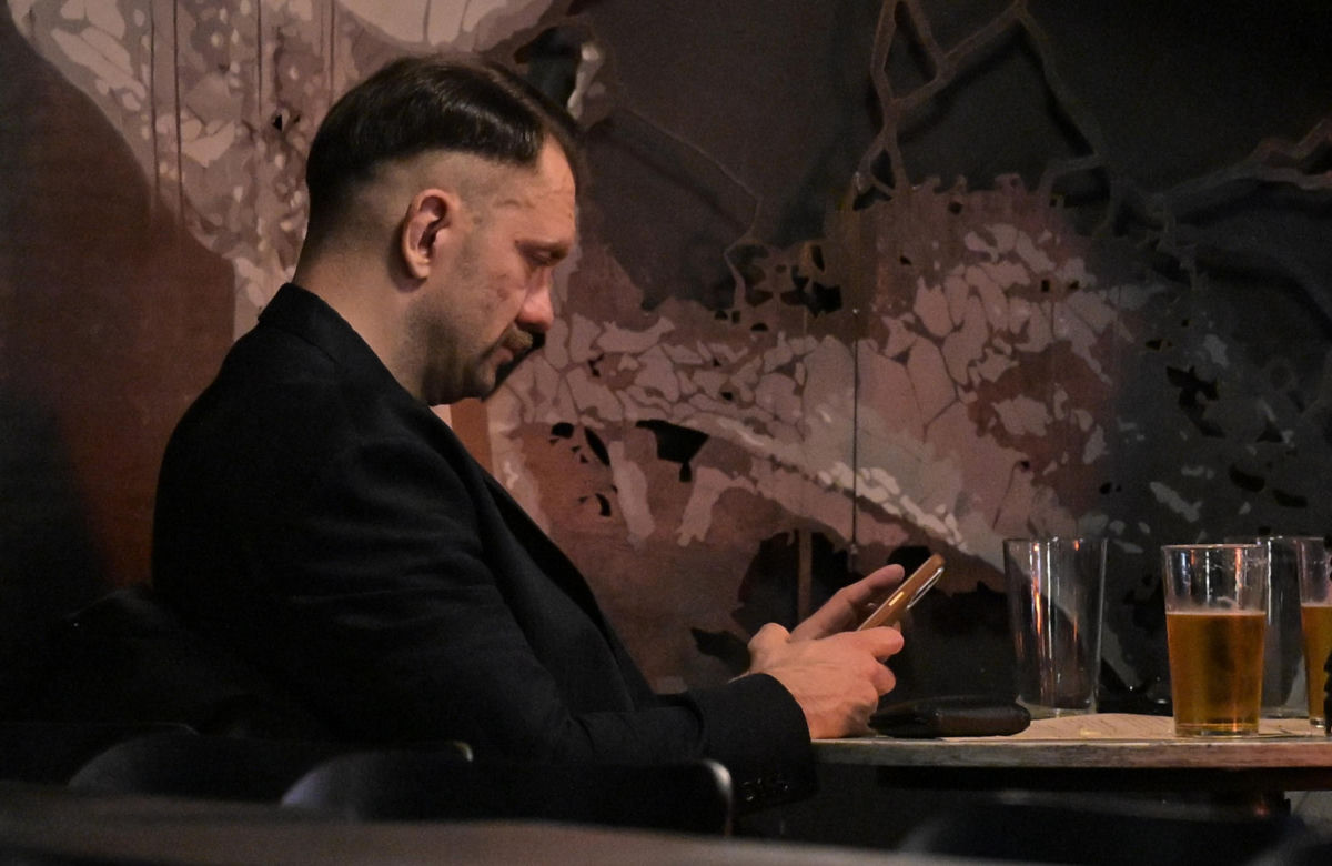 Łukasz Mejza relaksuje się w knajpie