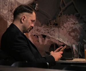 Łukasz Mejza relaksuje się w knajpie