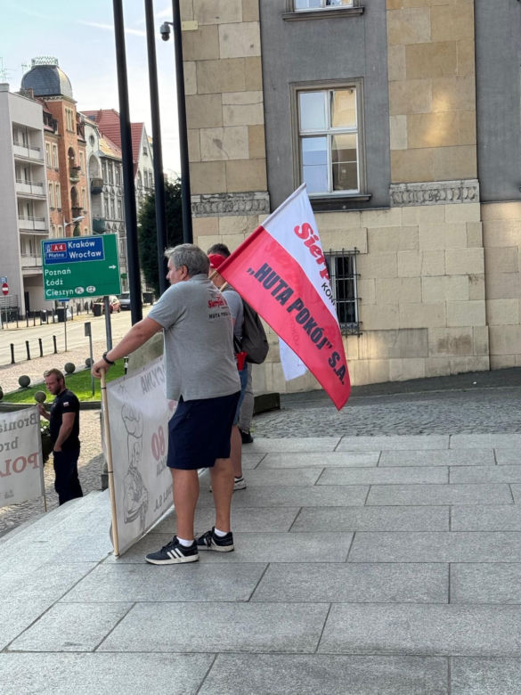 Paraliż w Katowicach. Rozpoczął się protest górników i hutników. "Stal się hartuje, a rząd ją rujnuje"