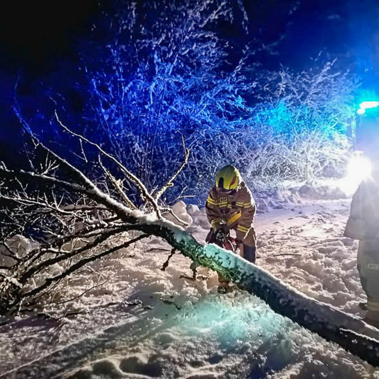 Ostróda w centrum śnieżycy. Burmistrz nocą ratował ludzi. Kierowcy nocowali w urzędzie