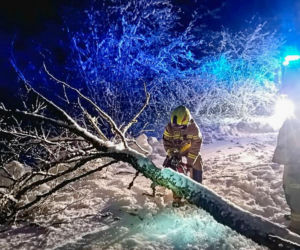 Ostróda w centrum śnieżycy. Burmistrz nocą ratował ludzi. Kierowcy nocowali w urzędzie