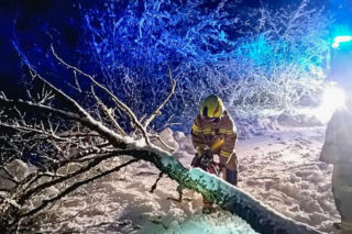Ostróda w centrum śnieżycy. Burmistrz nocą ratował ludzi. Kierowcy nocowali w urzędzie