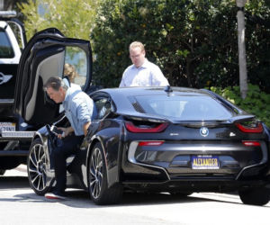 Pierce Brosnan jeździ BMW i8