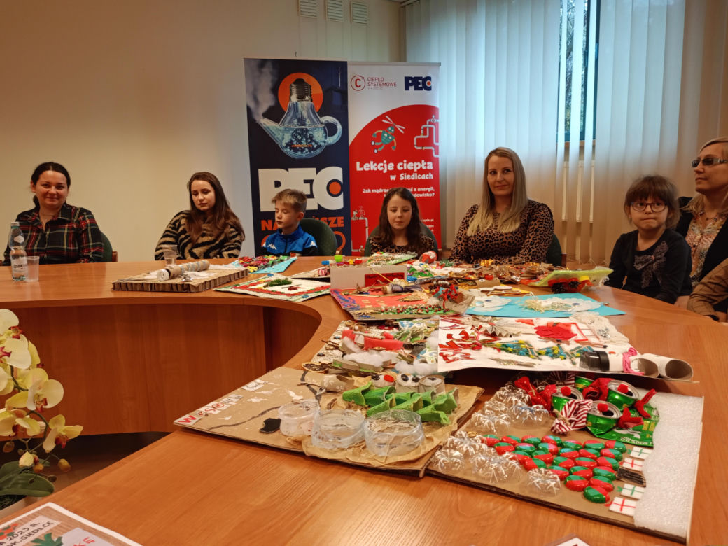 Podsumowanie konkursu na bożonarodzeniową kartkę świąteczną z recyklingu odbyło się w siedzibie Przedsiębiorstwa Energetycznego w Siedlcach