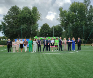 Nowe boisko piłkarskie ze sztuczną nawierzchnią przy SP1 w Łomży oficjalnie otwarte!