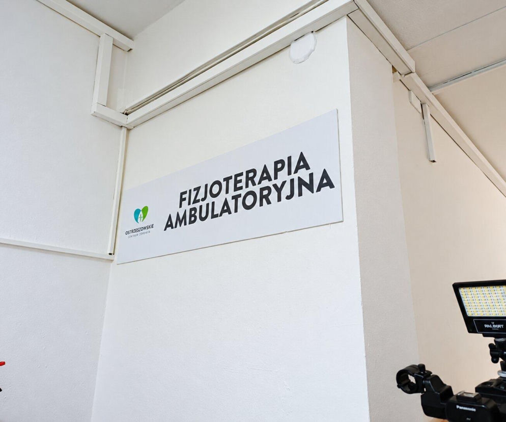 Tablica z napisem Fizjoterapia Ambulatoryjna w szpitalu. O nowym systemie EPS w placówkach medycznych przeczytasz w Eskaja.