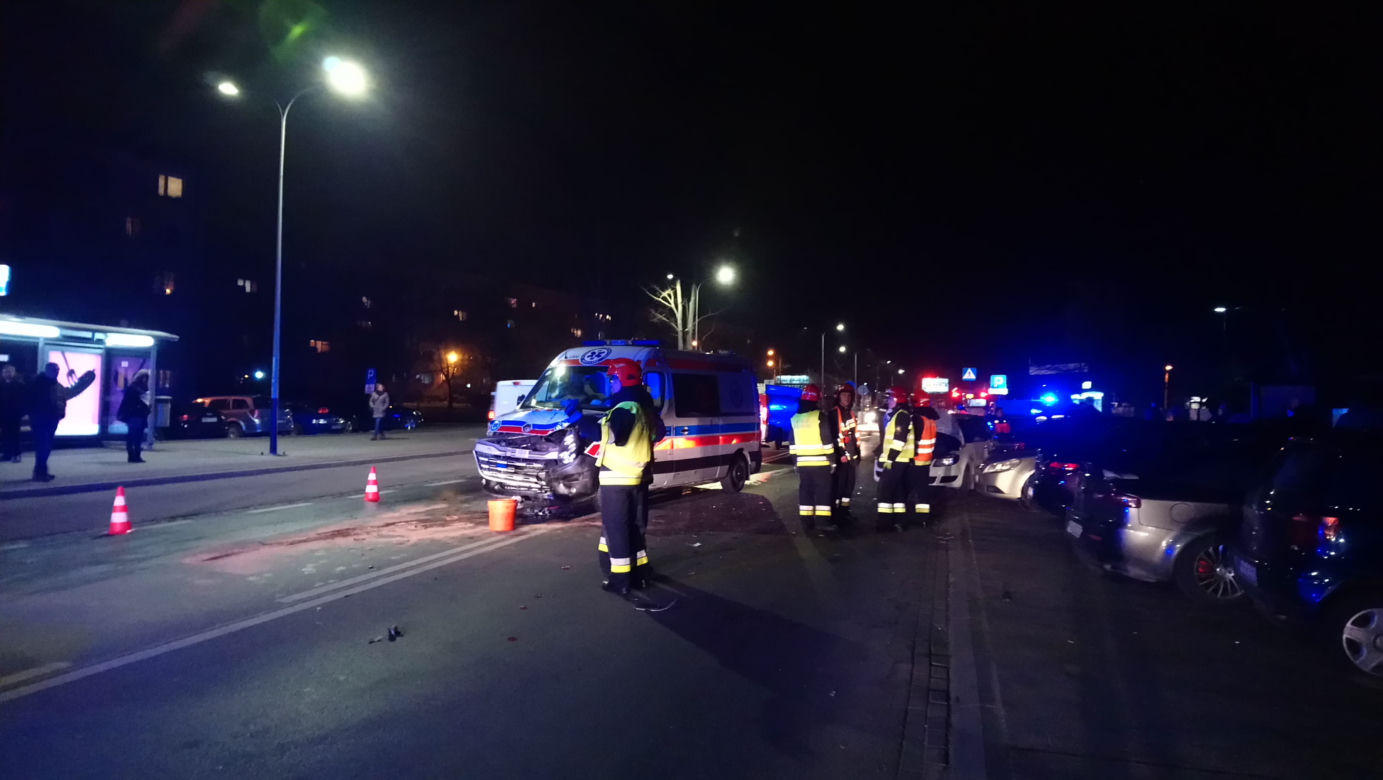 Poważny wypadek w Nowej Hucie. Karetka jadąca na sygnale zderzyła się z samochodem