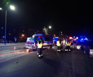 Poważny wypadek w Nowej Hucie. Karetka jadąca na sygnale zderzyła się z samochodem