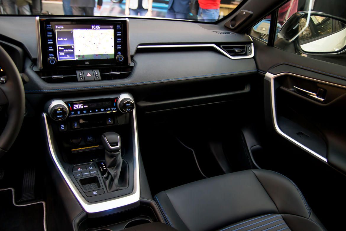 2019 Toyota RAV4 Hybrid - wnętrze piątej generacji SUV-a