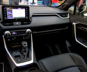 2019 Toyota RAV4 Hybrid - wnętrze piątej generacji SUV-a