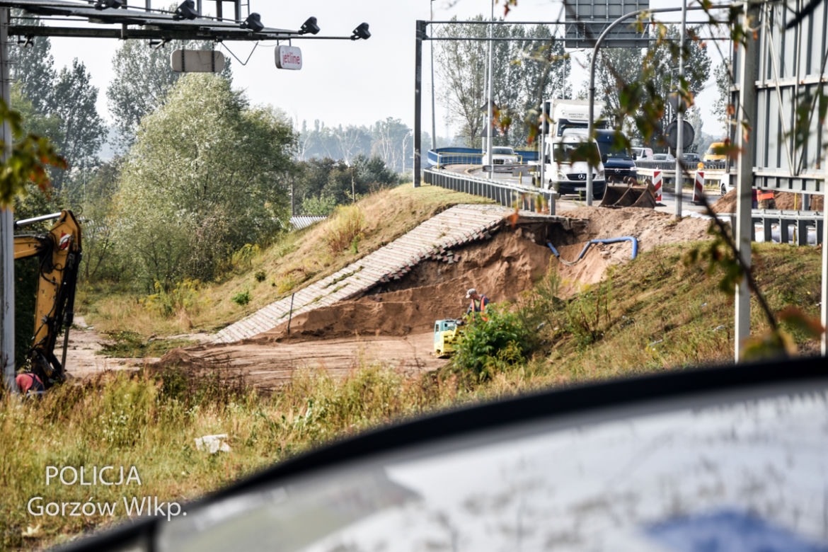 Policjanci pomagają kierowcom po nawałnicy, która przeszła przez Gorzów