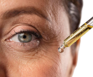 Retinol i witamina C działają razem na oznaki starzenia. Efekt widać także na szyi