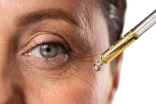Retinol i witamina C działają razem na oznaki starzenia. Efekt widać także na szyi
