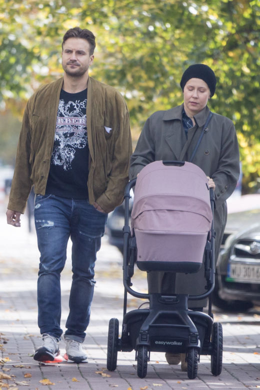 Piotr Stramowski i Katarzyna Warnke pierwszy spacer z dzieckiem