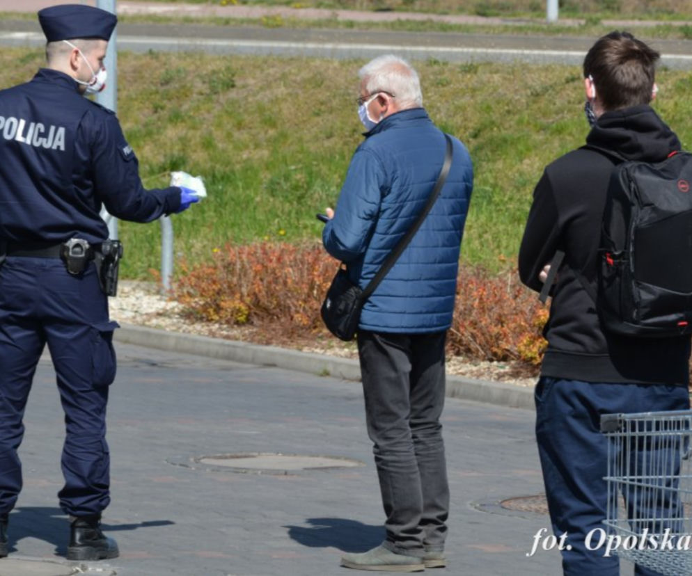 Koronawirus Opole: One uszyły, oni rozdali. Darmowe maseczki ochronne na ulicach