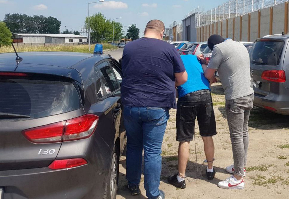 Mężczyzna usłyszał zarzut nielegalnego posiadania broni, oraz drugi za posiadanie substancji psychotropowych.