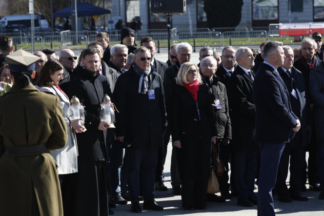 Rocznica katastrofy smoleńskiej. Prezydent Nawrocki uczcił pamięć zmarłych