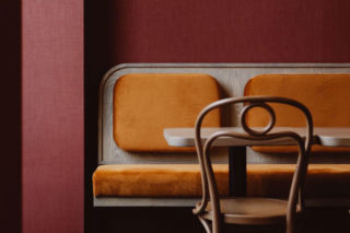 Secesja, parowozy i koktajle. Wnętrza nowego food hallu w historycznej kamienicy w centrum Poznania