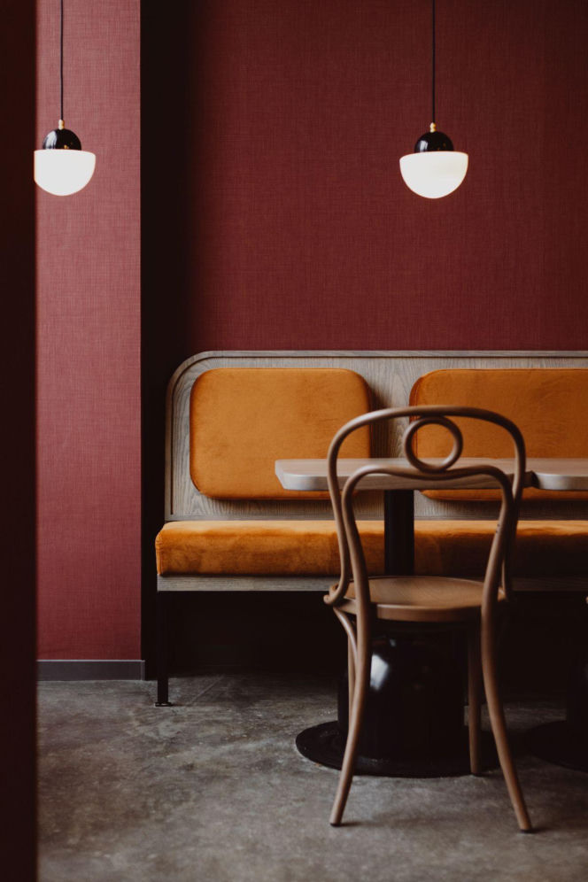 Secesja, parowozy i koktajle. Wnętrza nowego food hallu w historycznej kamienicy w centrum Poznania